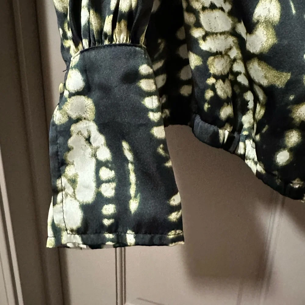 Banana Republic Black and Cream Patterned Blouse- Large - Picture 3 of 4